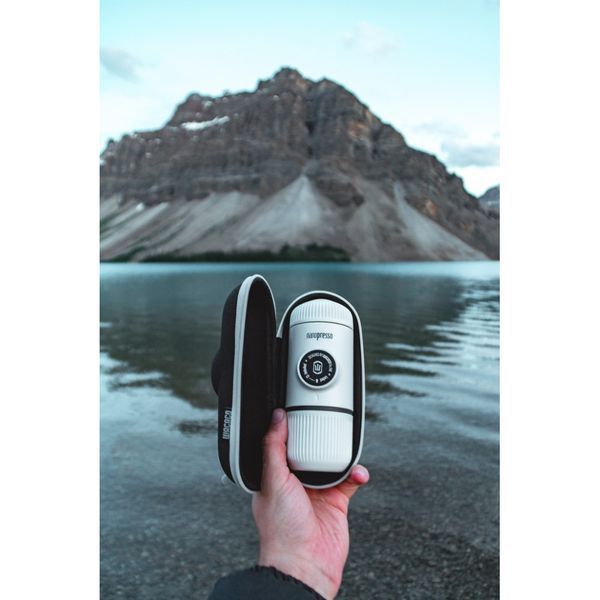Портативна еспресо-кавоварка Wacaco Nanopresso біла з чохлом, механічна, для меленої кави WNANOWH фото