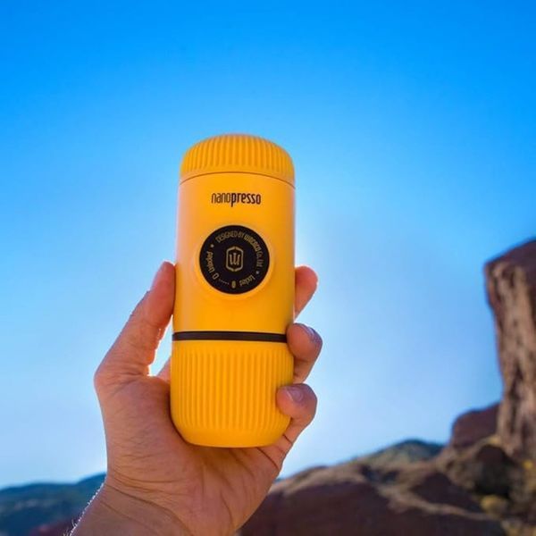 Портативна еспресо-кавоварка Wacaco Nanopresso жовта, механічна, для меленої кави WNANOYELLOW фото