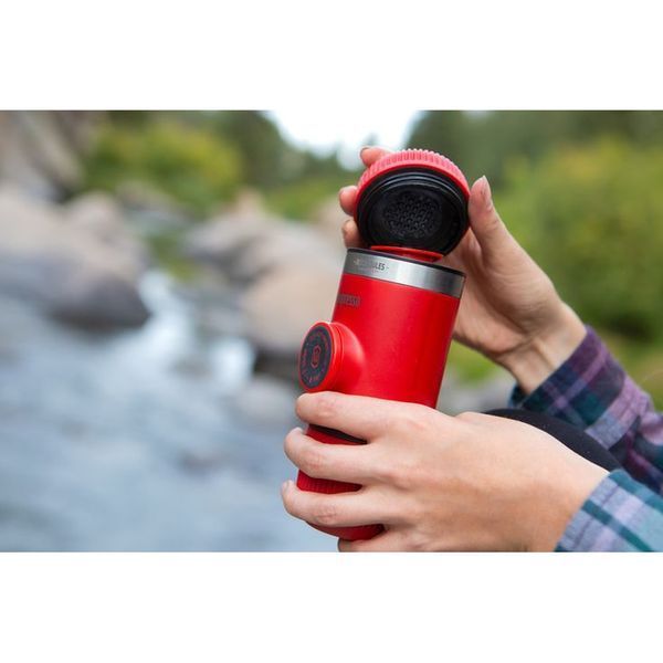 Портативна еспресо-кавоварка Wacaco Nanopresso червона з чохлом, механічна, для меленої кави WNANORED фото