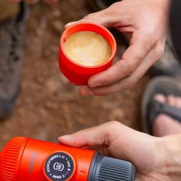 Портативна еспресо-кавоварка Wacaco Nanopresso червона з чохлом, механічна, для меленої кави WNANORED фото