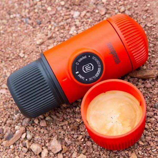 Портативна еспресо-кавоварка Wacaco Nanopresso червона з чохлом, механічна, для меленої кави WNANORED фото